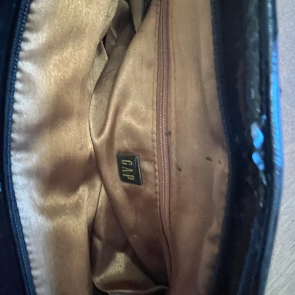 GAP - Sleek Black Wristlet – Elegant Glossy Finish